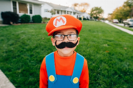 Foto Capacete equipamento de proteção pessoal
 bigode pêlos faciais
