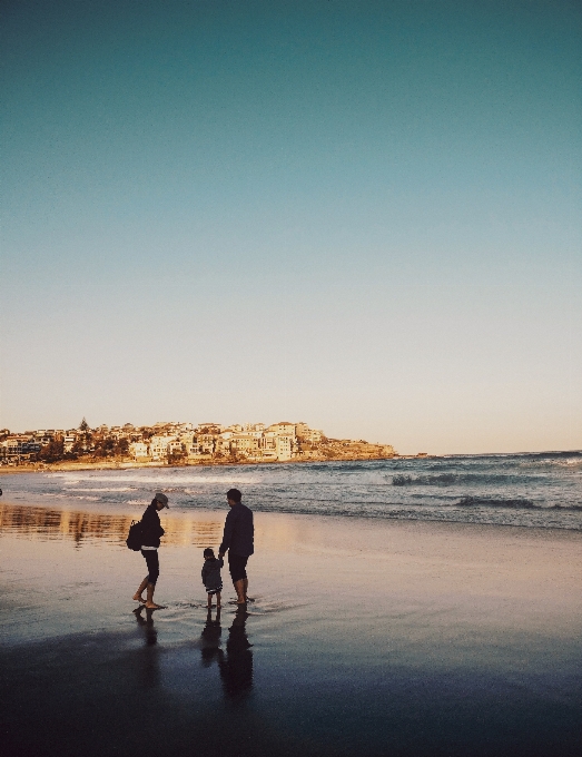 Pessoas na praia
 céu praia água