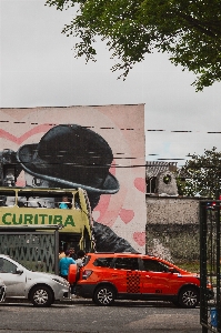 Foto Veicolo a motore
 arte di strada parete giallo