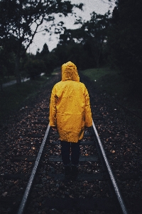 Foto Amarelo de pé céu capa chuva