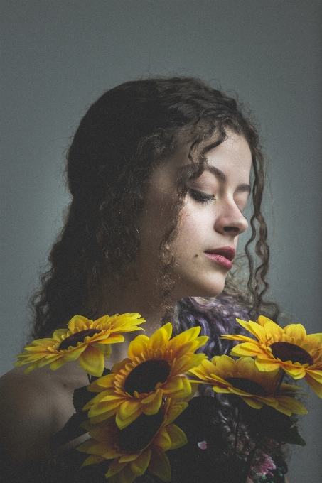 Cabelo amarelo penteado
 flor