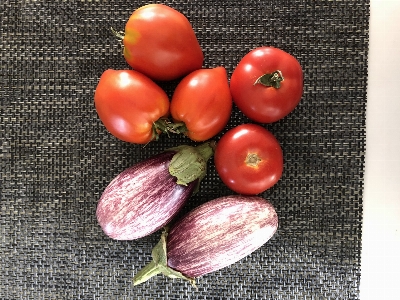 Aubergine tomate
 natürliche lebensmittel
 gemüse Foto