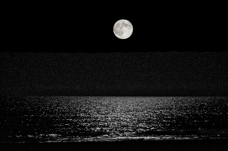 Foto Luna spiaggia cielo nero