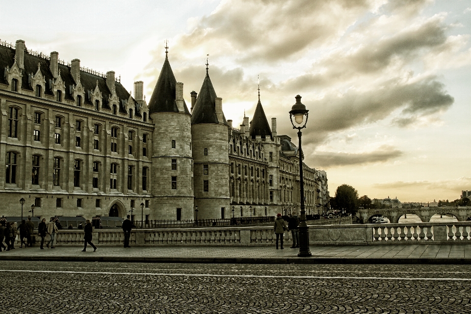 Paris dönüm noktası beyaz siyah ve beyaz
