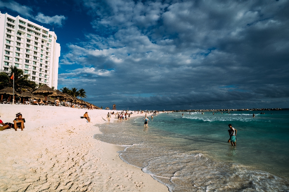 Praia pessoas na praia
 corpo de água
 céu