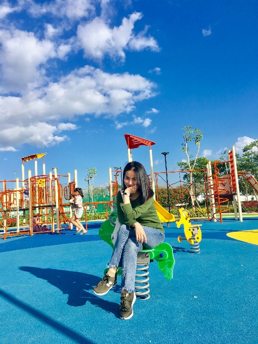 Parque infantil espaço público
 céu equipamento de jogo ao ar livre
