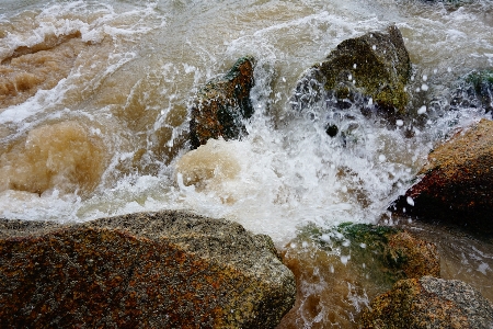 海 波 岩 水 写真