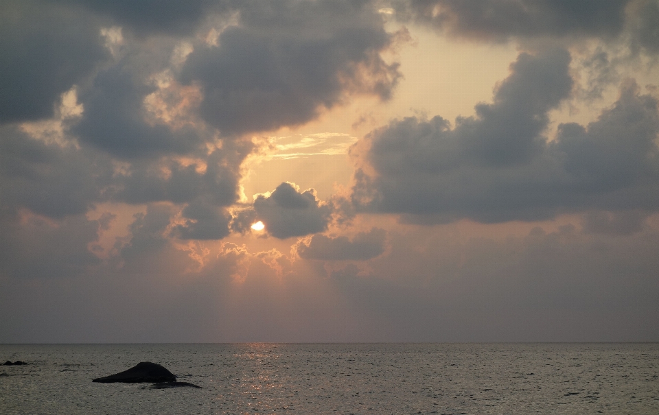 Atardecer agua mar sol