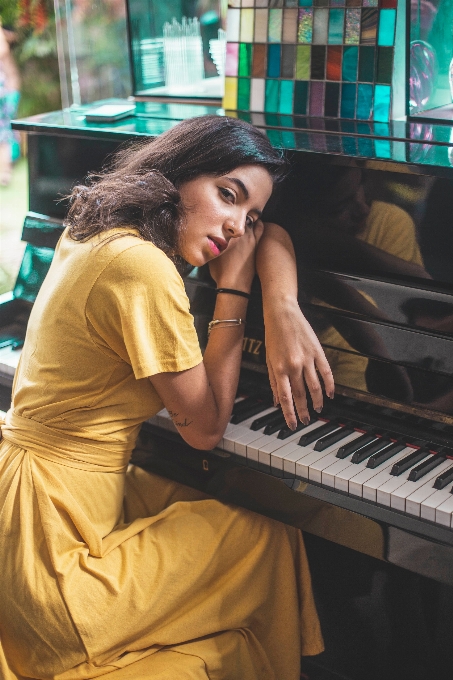 Músico pianista teclista
 piano