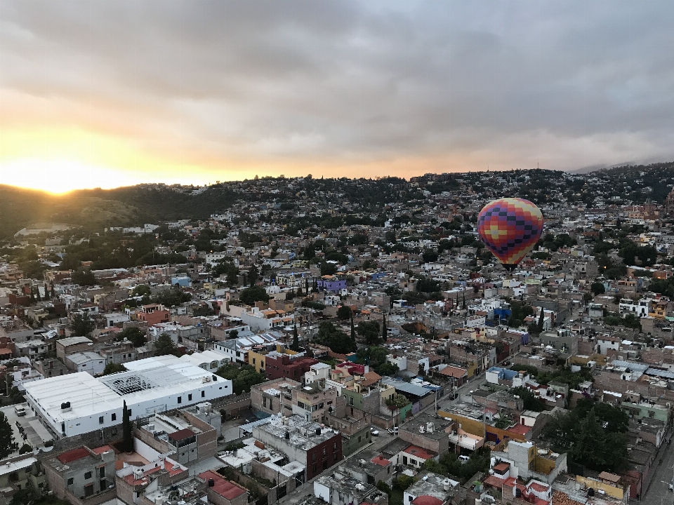 Cielo globo aerostático multitud área urbana
