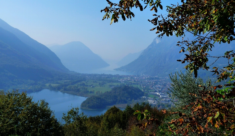 Lago natureza relevo montanhoso
 montanha