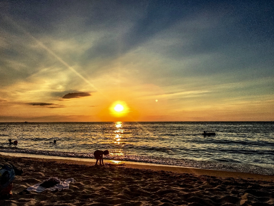 Plage coucher de soleil ciel horizon