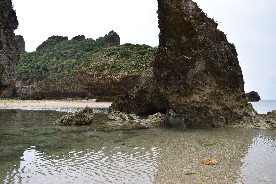 Spiaggia rocce okinawa
 giappone