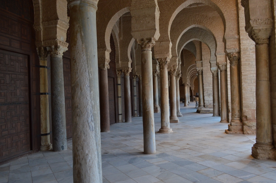 Kairouan
 colonne arcade bâtiment