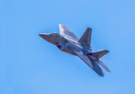 Foto Pesawat terbang lockheed martin f 22 raptor
 militer
 biru