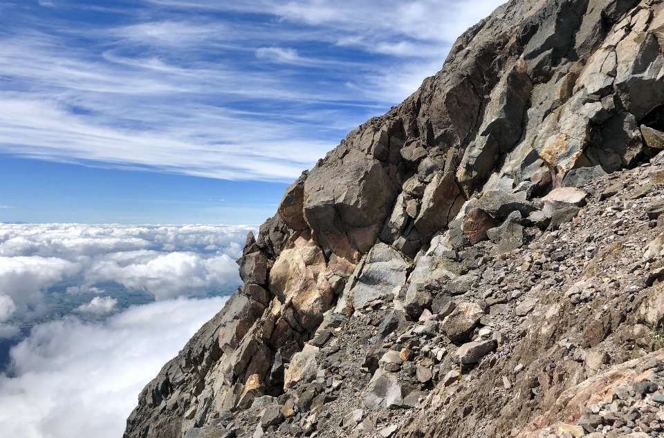 タラナキ
 エグモント
 山 岩