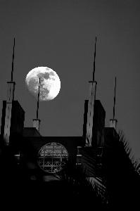 Foto Bulan langit bangunan kota