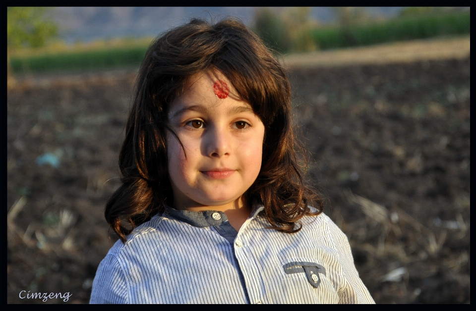 Bébé affronter cheveux les gens dans la nature
