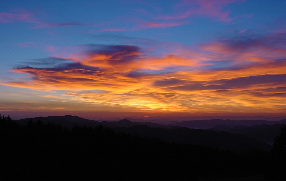 Alba nuvole montagna cielo