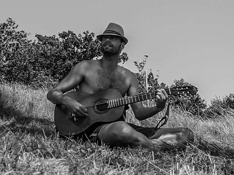 Hombre instrumento de cuerda
 musical sombrero vaquero
