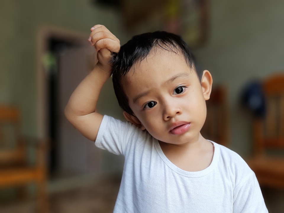 Balita sayang anak laki-laki kecil