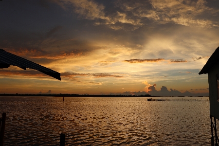 Foto Tramonto fiume cielo riverbero
