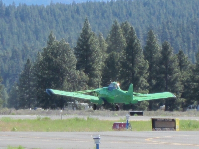 フライト 飛行機 山 離陸する
 写真