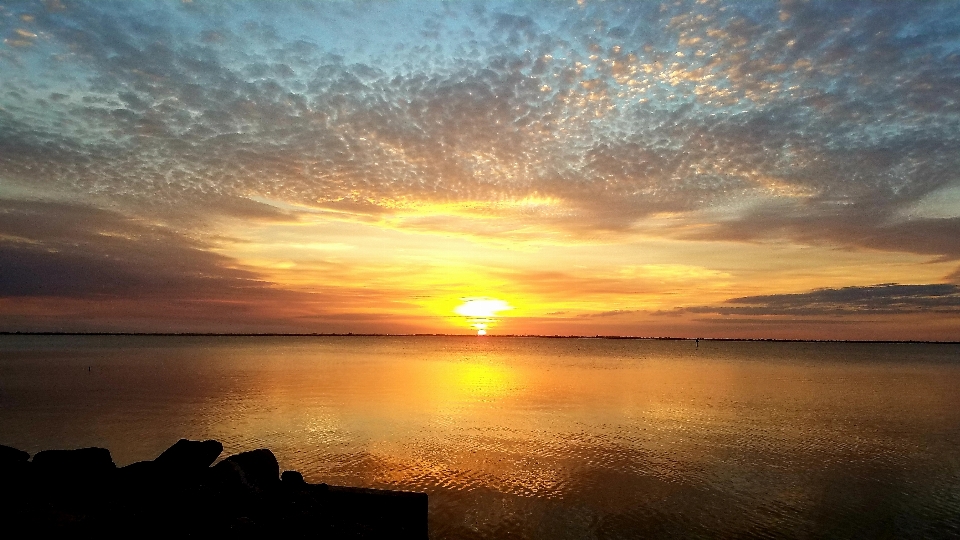 Tramonto nuvole fiume acqua