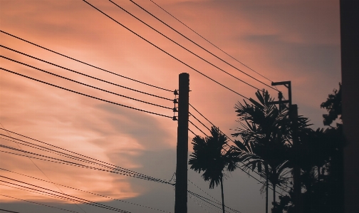 Foto Awan langit saluran listrik di atas kepala
 kabel