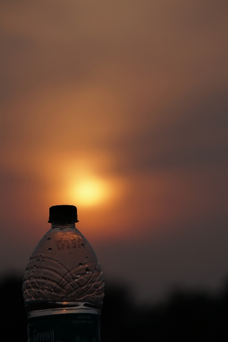 Matahari terbenam air botol langit