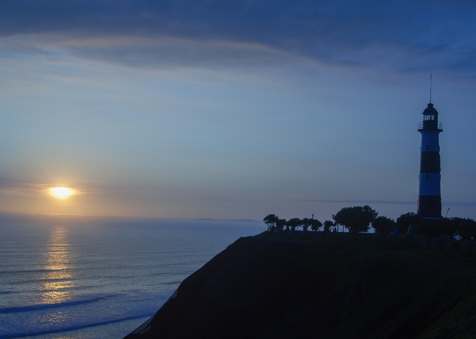 Coucher de soleil ciel mer phare