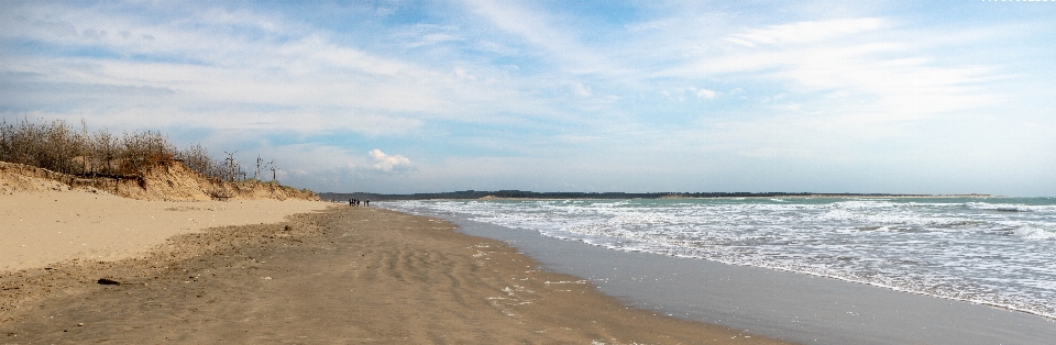 Pantai pasir biru langit