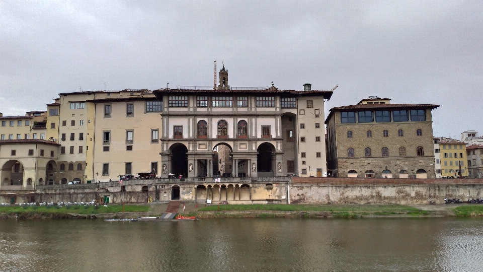 Naturale edificio corso d'acqua
 palazzo