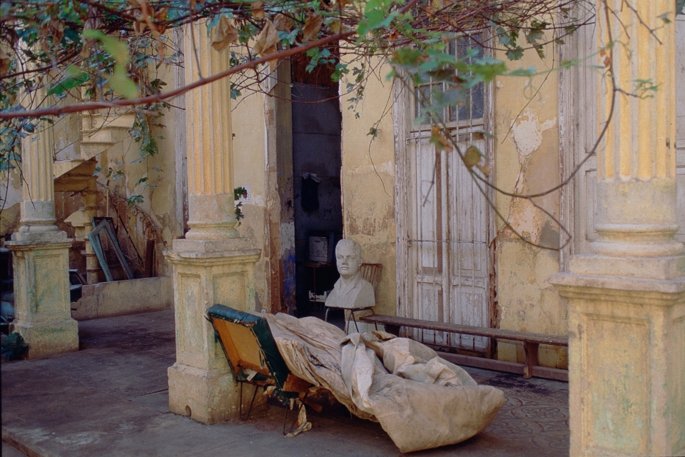 Cuba travel romantic statue