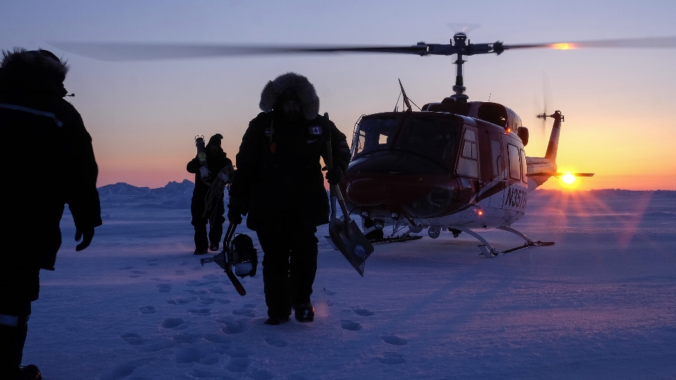 Dalgıç dalgıçlar su altı helikopter