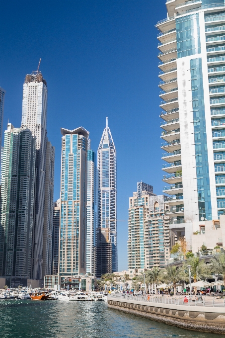 Dubai marina
 yacht
 edifici