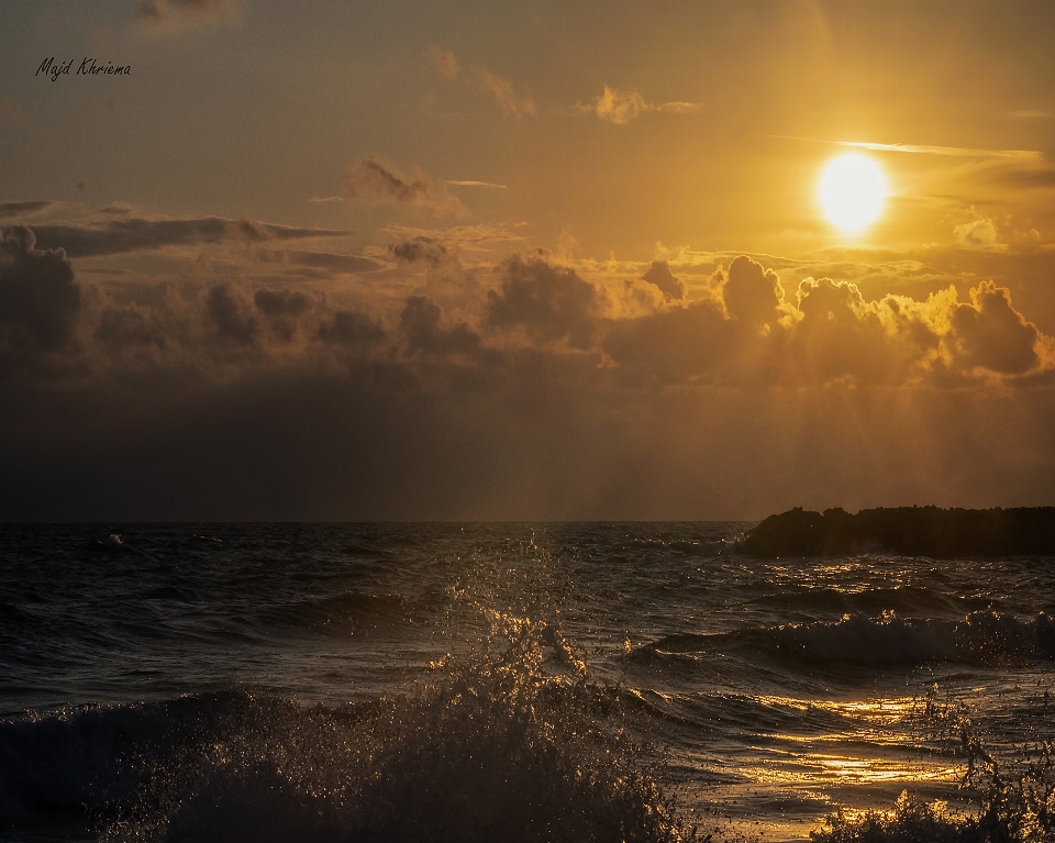 Atardecer luz de sol mar nubes