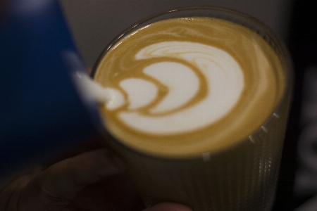 Kaffee fleckiger kaffee
 flaches weiß
 schneiden
 Foto