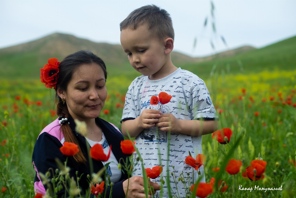 Glücklich blume mutter menschen in der natur
