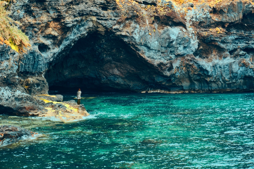 Mer grotte femme plan d'eau
