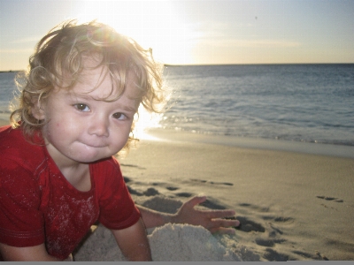 Foto Sayang anak berambut pirang pantai