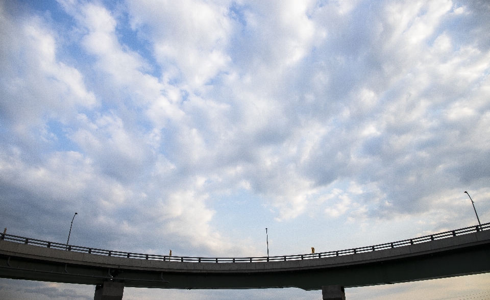 空 クラウド 昼間 高架橋
