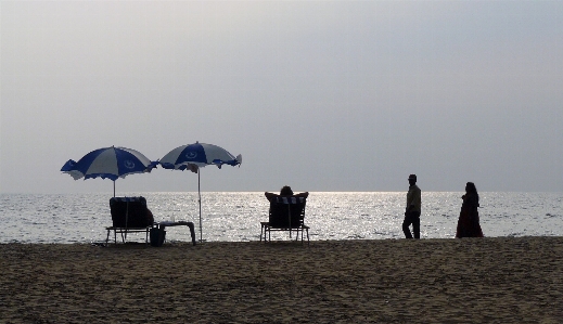 ビーチ インド 傘 海 写真