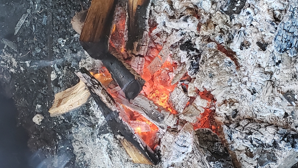 Feuer asche
 geologisches phänomen
 holzkohle