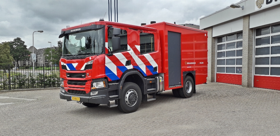 Camion de pompier
 véhicule terrestre
 appareil d'incendie
