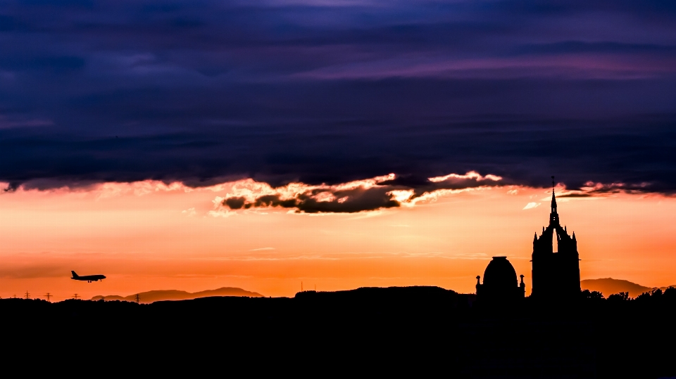 Tramonto edificio aereo silhouette