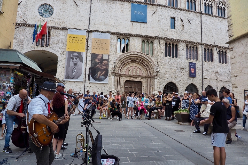 Umbriajazz 2019
 straßen-performance
 menschen stadt