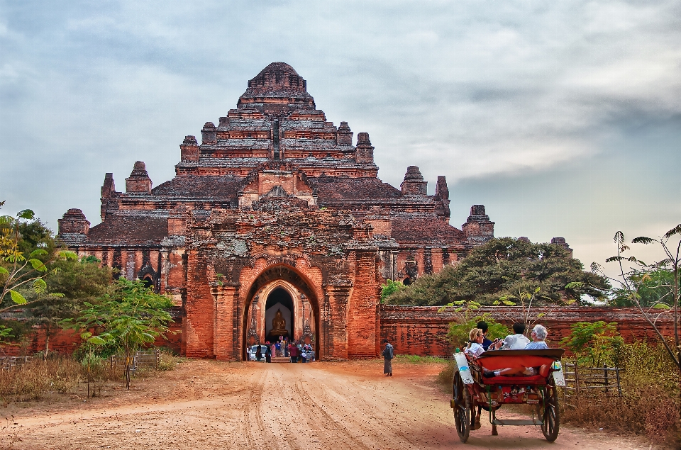 Bagan
 myanmar ville antique
 lever du soleil