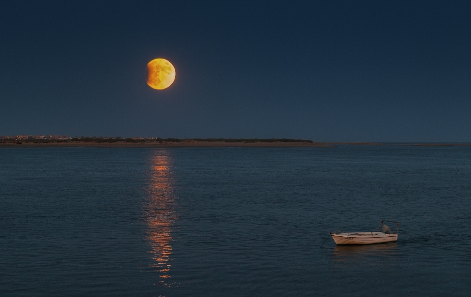 Mer ciel lune horizon