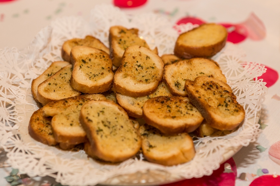 Roti bawang putih italia dipanggang